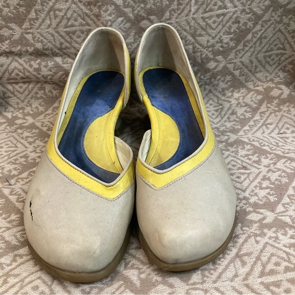 JOHN FLUEVOG Sz 7.5 Arigato 09 Taupe and Yellow Low Heel Slip On Shoes - Picture 2 of 13